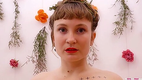 Edie - Pussy Petal