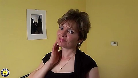 Hetta - This Housewife Loves To Show What Makes Her Horny